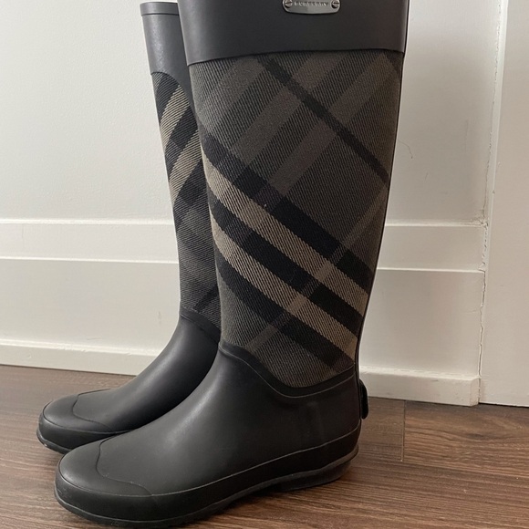 Burberry rubber rain boots. - Picture 6 of 10